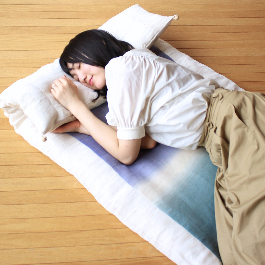 ごろ寝敷きふとん | 引き染め(麻生地) 少し折り曲げて、枕にしても気持ちいい