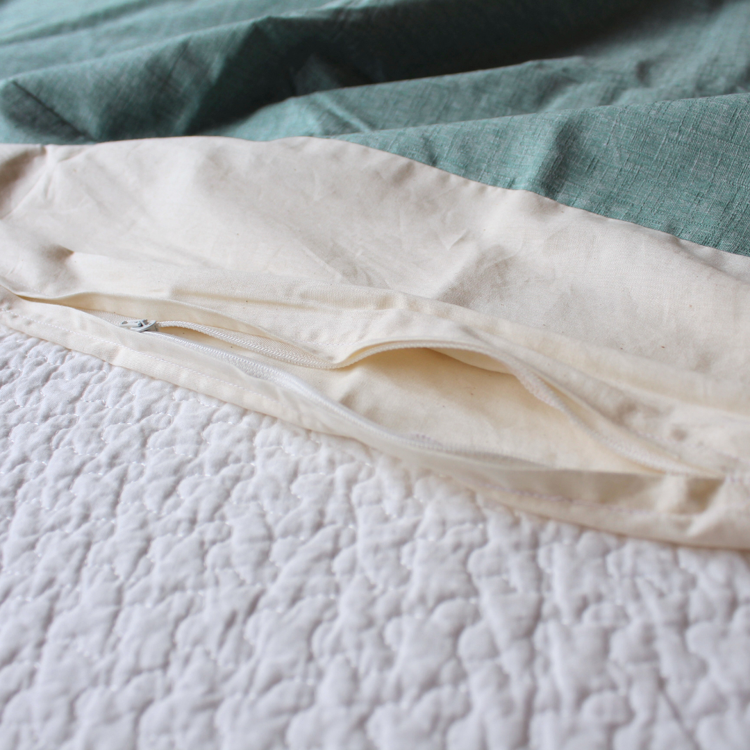 掛け布団カバー | フレームタイプ・綿生地 長辺ファスナータイプです。内側に、掛け布団と結び合わせる紐が付いています(4本)。