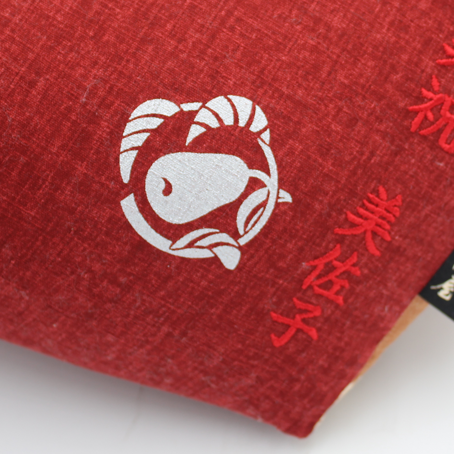 オプション:刺繍(色:38. 赤)+花個紋(色:シルバー)