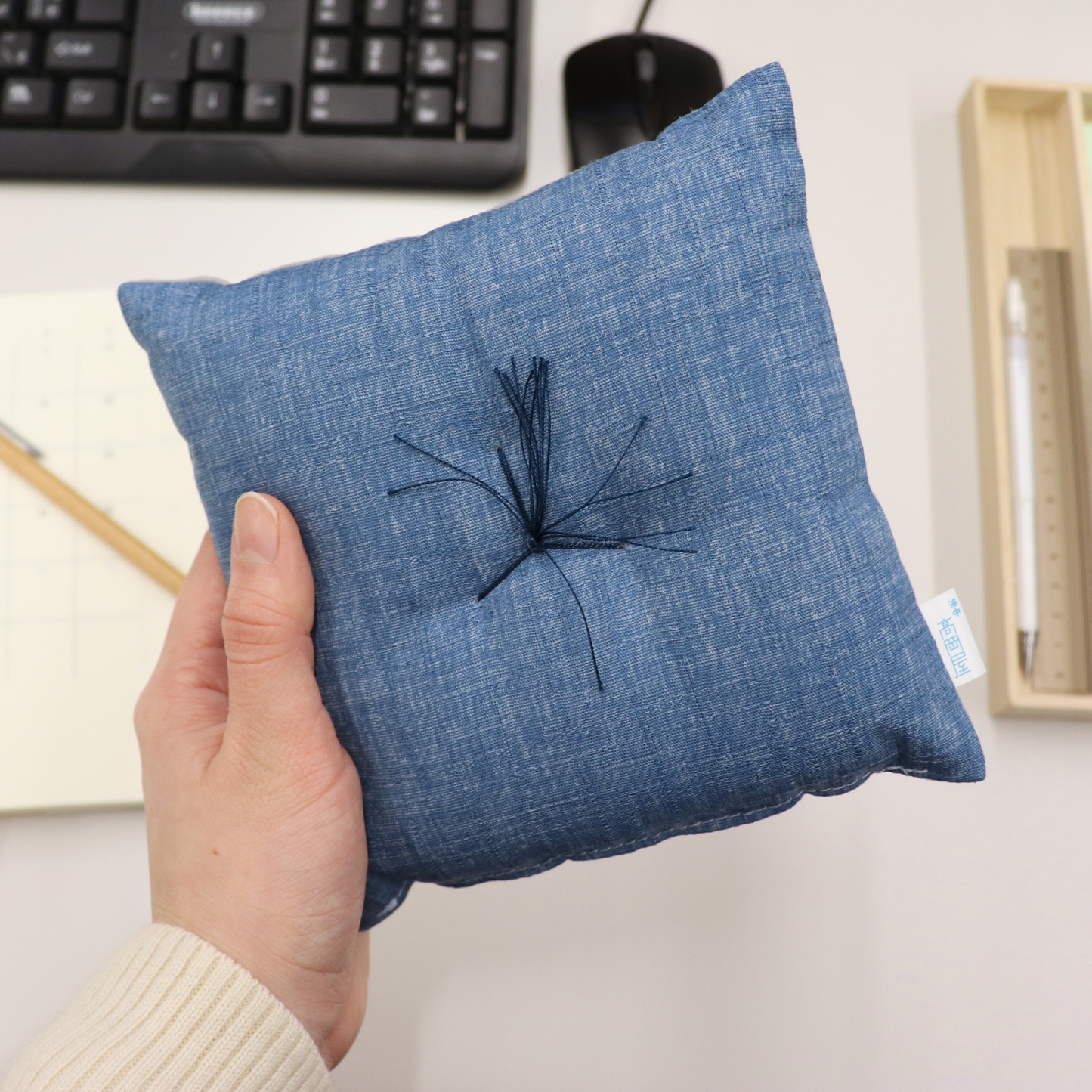 京ざぶミニ 真ん中には京座布団と同じ、三方綴じ(さんぽうとじ)も。