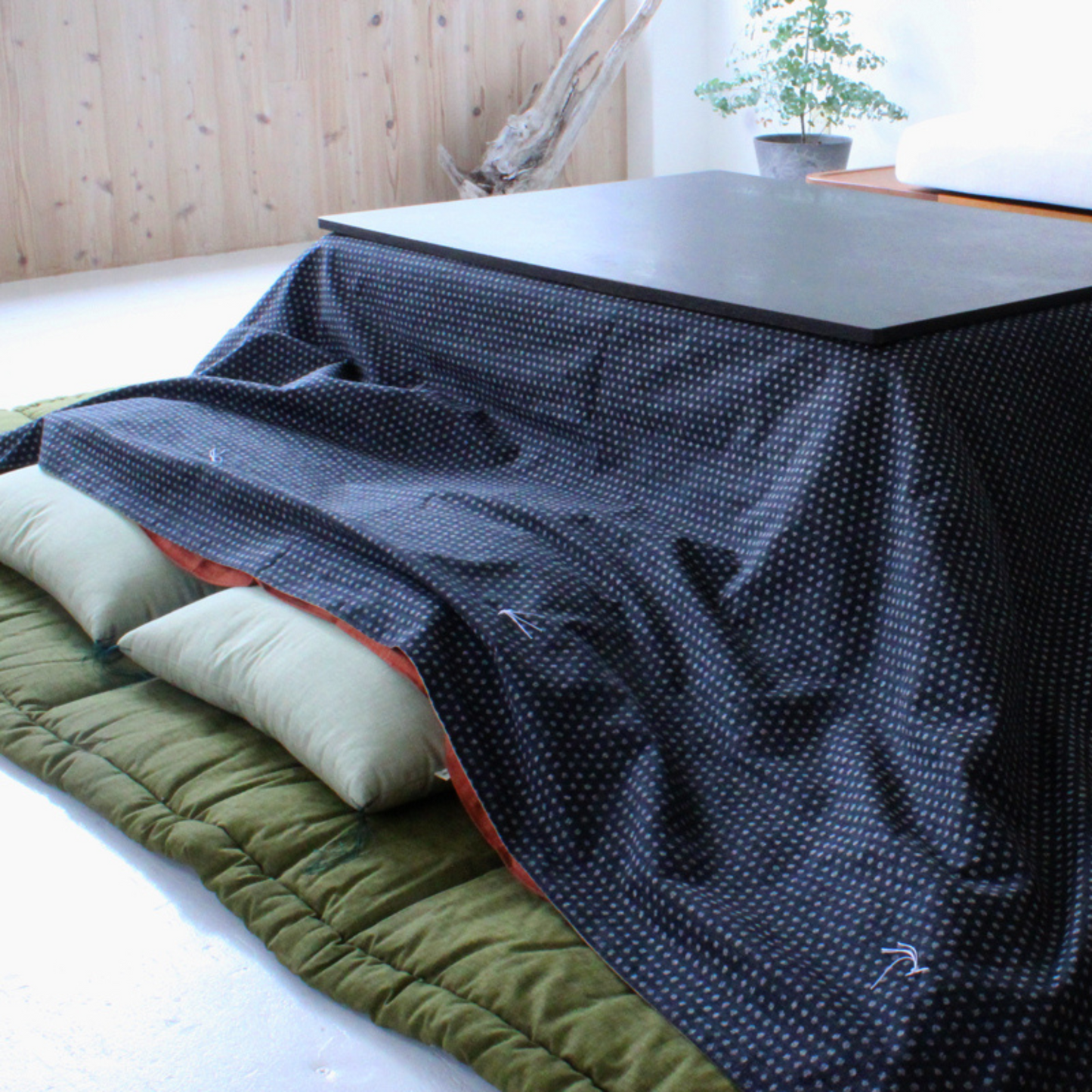 上掛け:あられ黒、敷き布団:32.翁苔、座布団:26.裏葉色