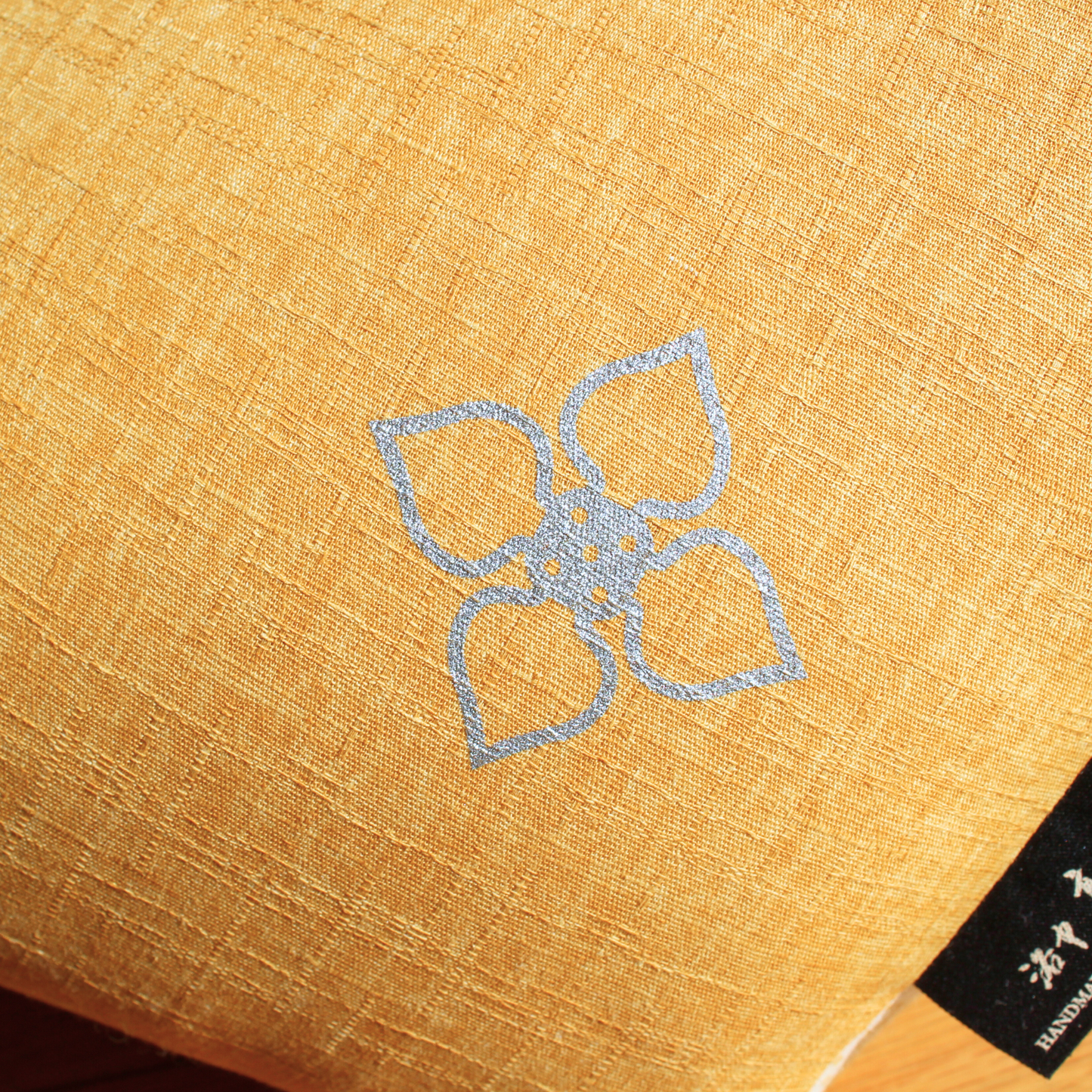 おじゃみ座布団 | 傘寿・米寿祝い (黄色) オプション:花個紋(色:シルバー)