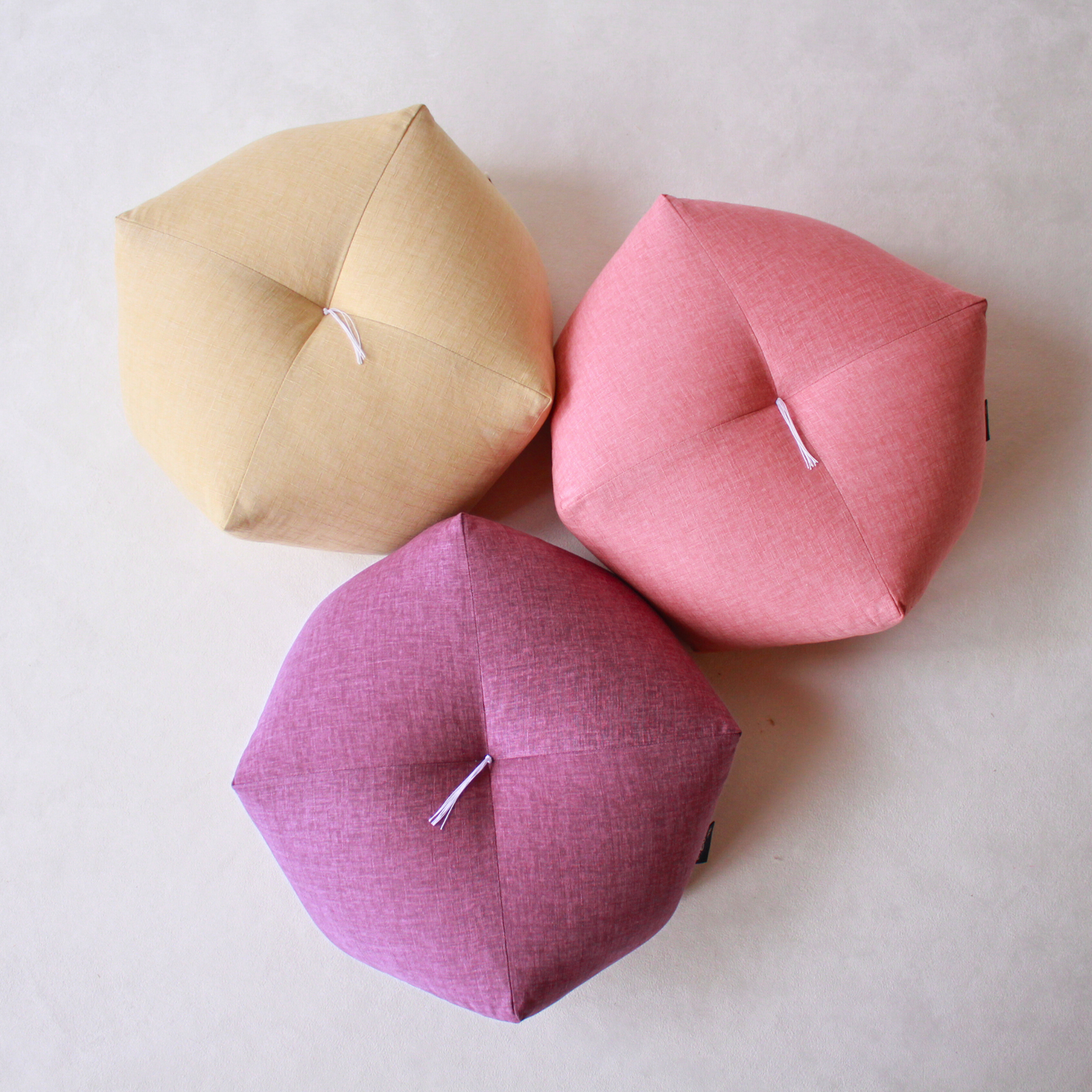 おじゃみ座布団 | 卒寿・白寿・百寿 左上:白色(全節目共通)、右上:桃色(百寿用)、中央下:紫(卒寿用)