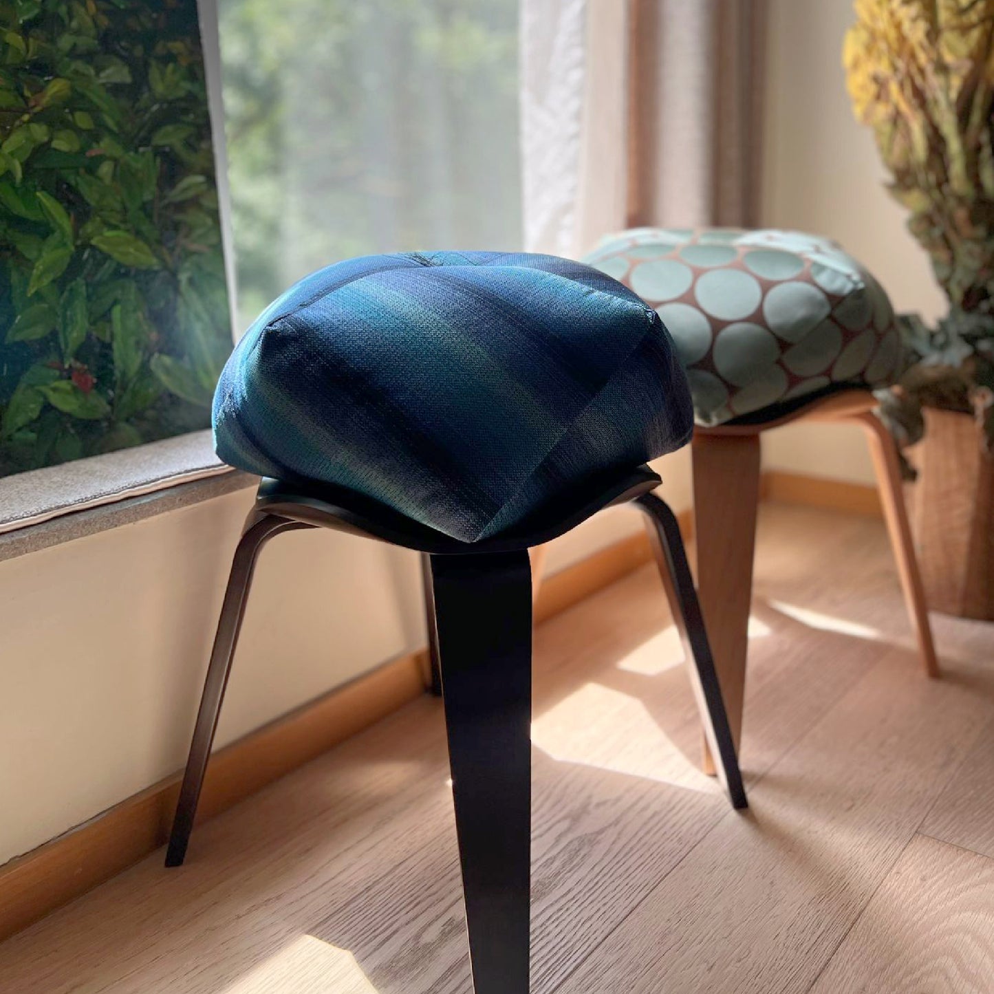 おじゃみスツール 【手前】スツール:ダークブラウン、おじゃみ:西陣織・段ぼかし 藍(Mサイズ)
【奥】スツール:ナチュラル、おじゃみ:ジムトンプソン・サーカス アクア(Mサイズ)