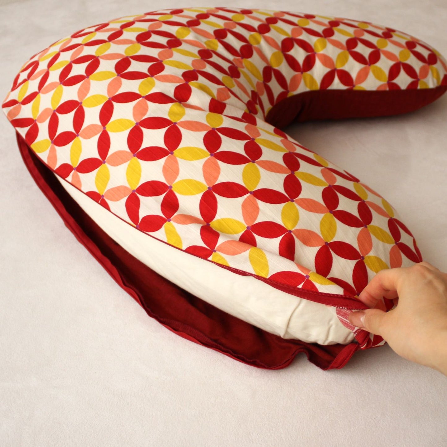 ブーメランクッション | 綿生地 洗えるカバーはファスナータイプです。リバーシブルデザイン|星七宝 赤 x 京鹿子