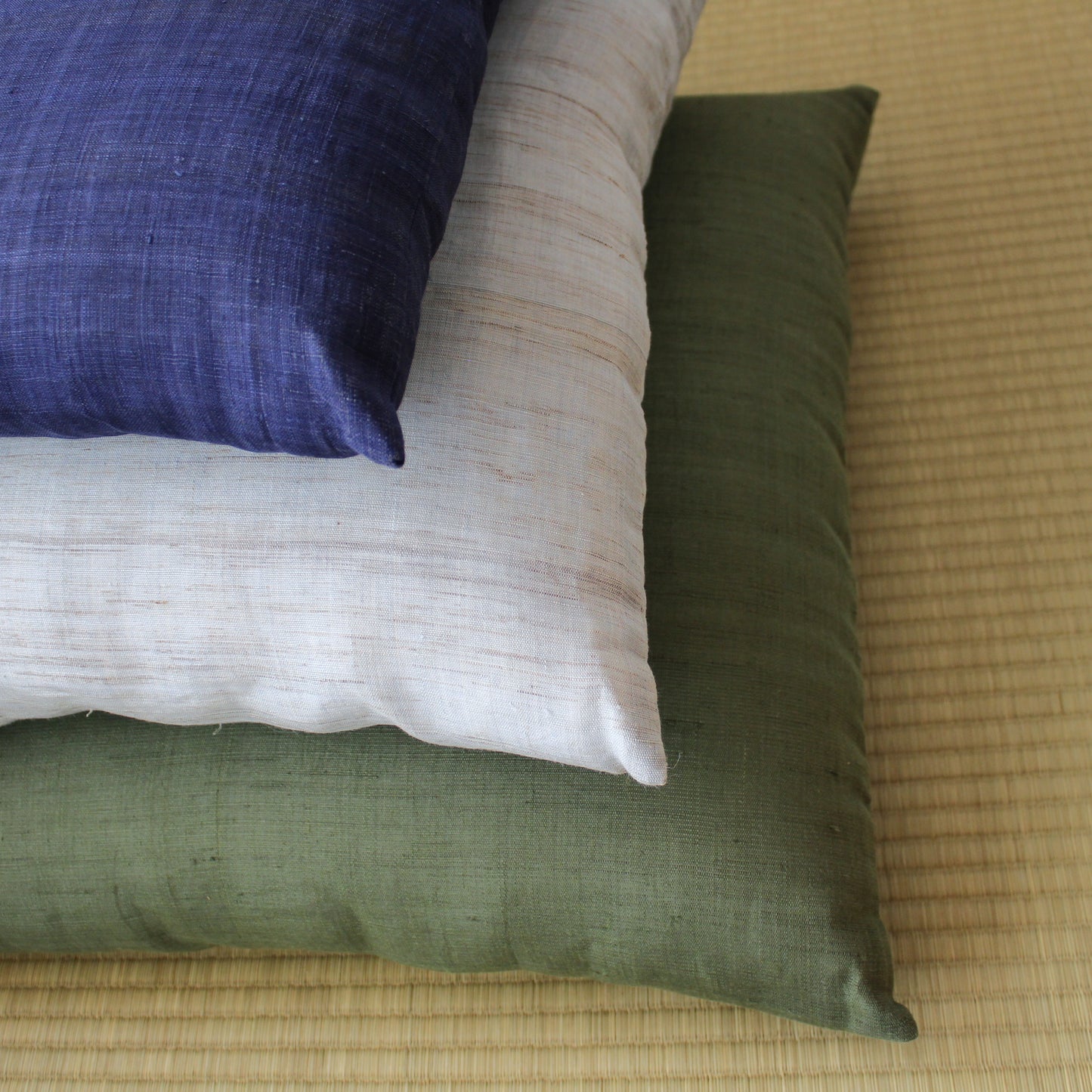 京座布団 | ヌード&洗えるカバーセット(麻生地) 上から、印度藍、浅縹、碾茶