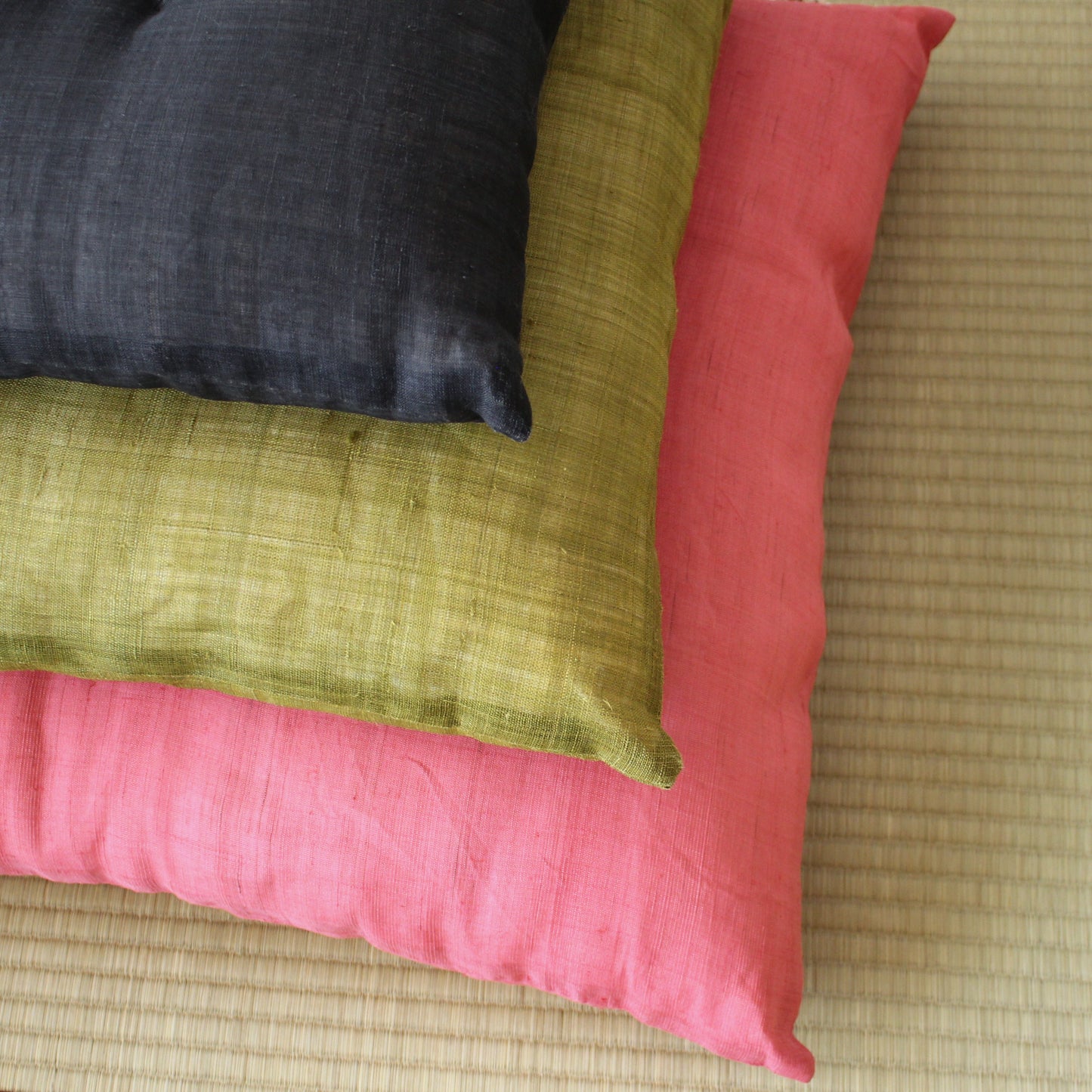 京座布団 | ヌード&洗えるカバーセット(麻生地) 上から、墨、苗色、石竹