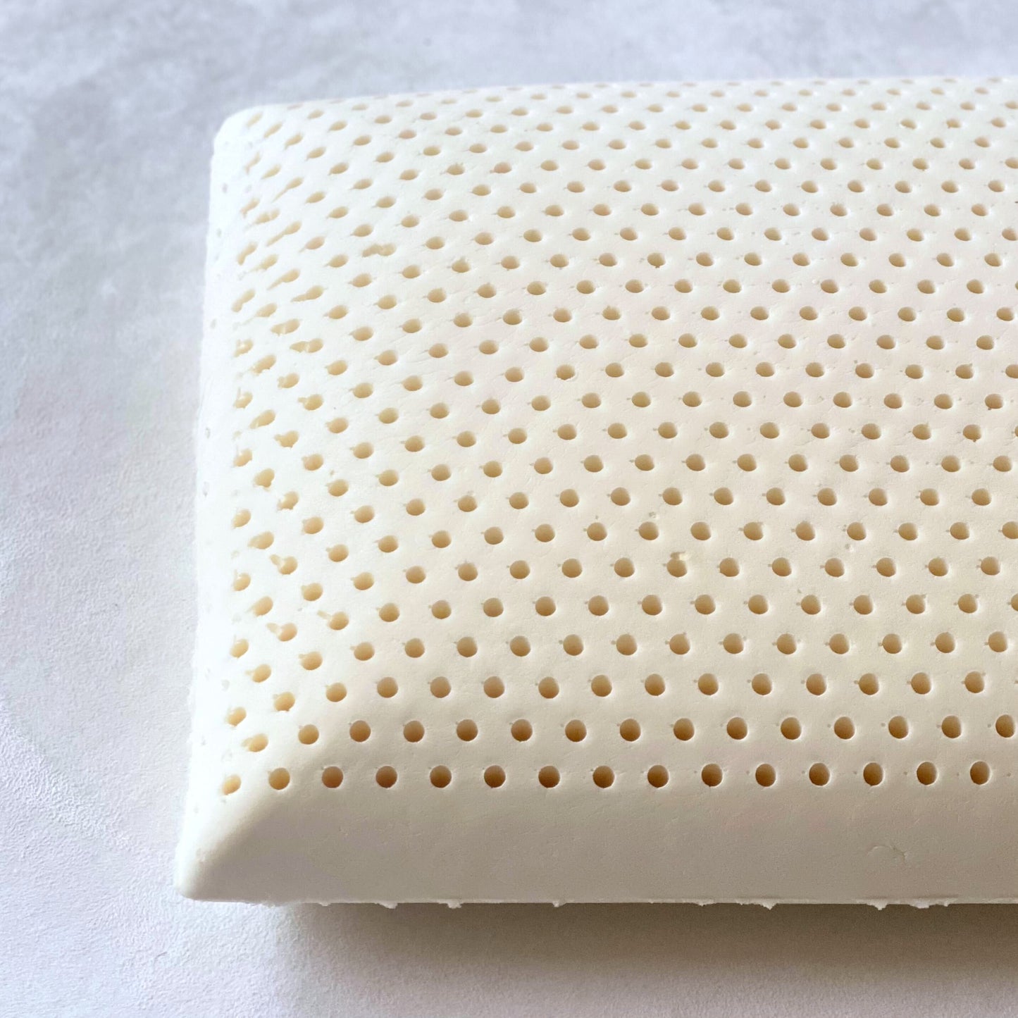 中材に使用するのは、抗菌・防カビ・消臭性に優れた、高反発の天然ラテックス。