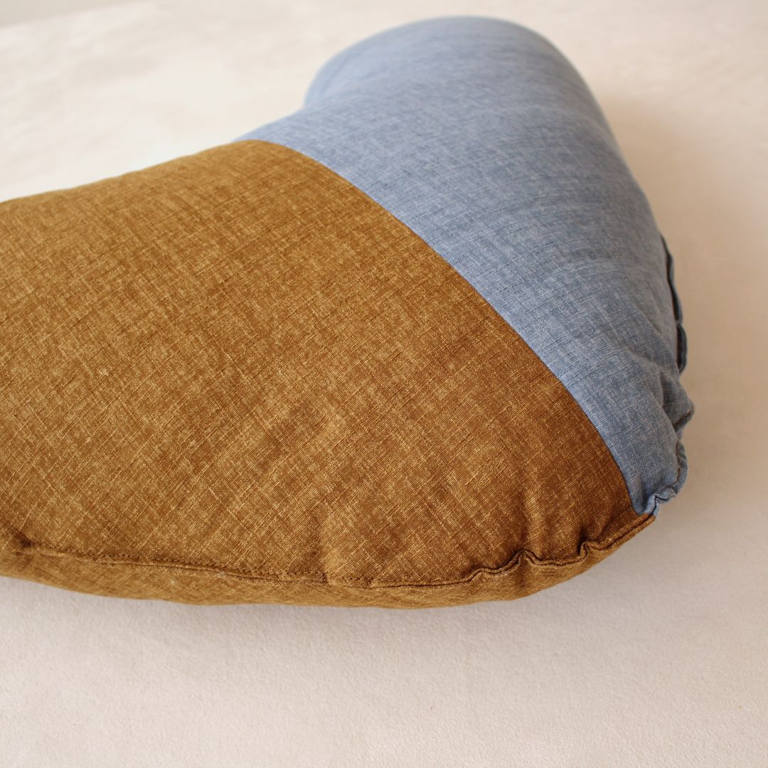 ブーメランクッション | 綿生地 わた直入れタイプ 
ツートンデザイン|24.黄唐茶x25.勿忘草