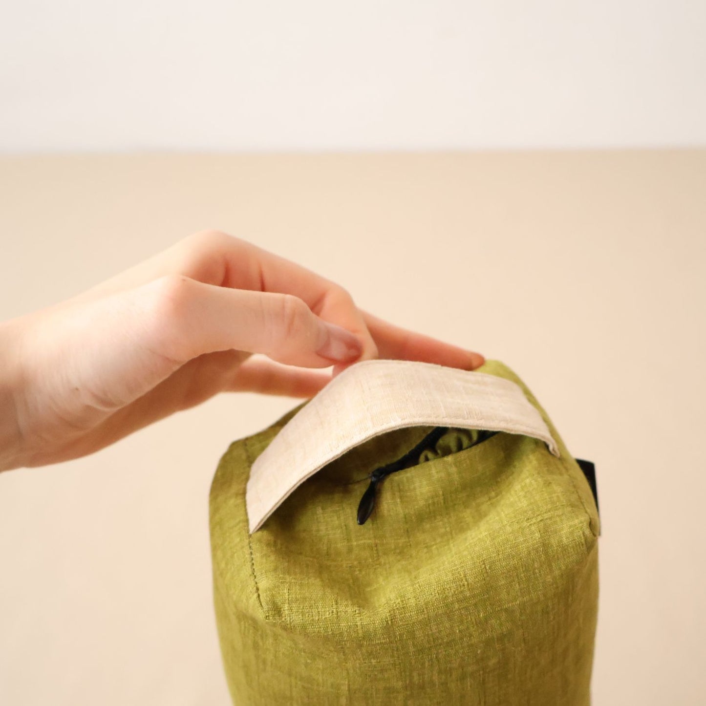 コロロング 持ち手の下のファスナーを開けて、パイプ量を調整できます。【持ち手】29.鳥の子【本体】42.萌黄