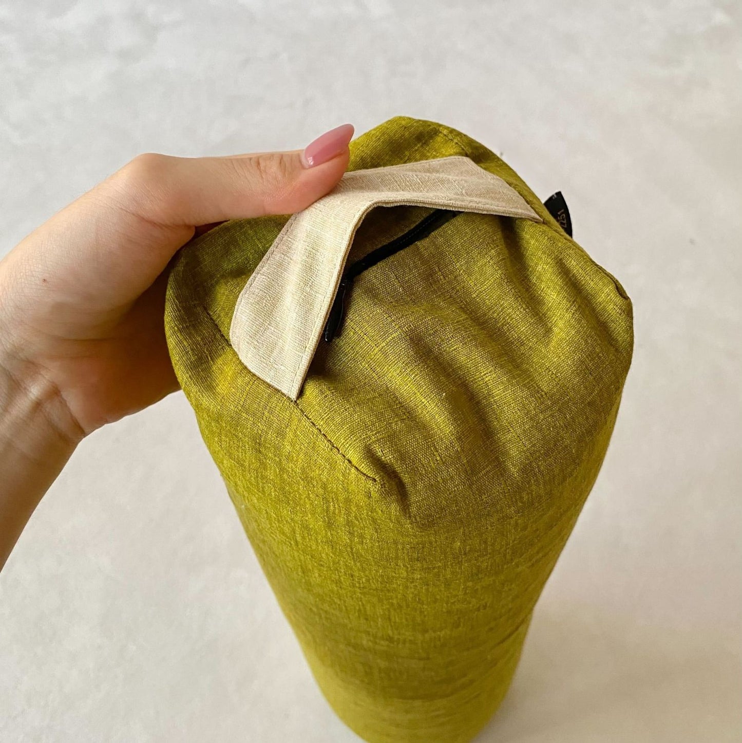 持ち手の下のファスナーを開けて、パイプ量を調整できます。【持ち手】29.鳥の子【本体】42.萌黄