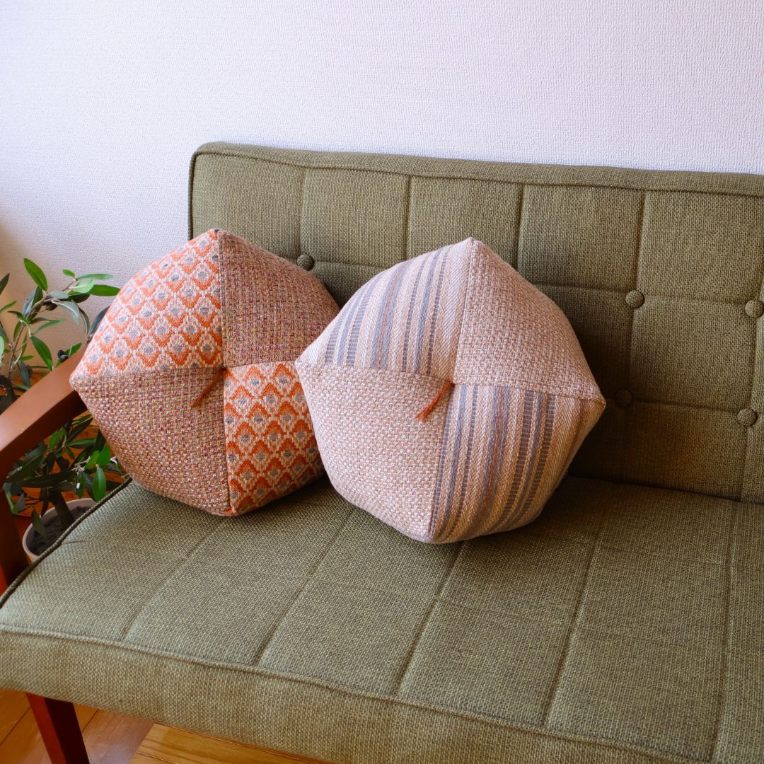 左:Amber/ terra-cottaxlattice 右:Ivory/ braid x lattice