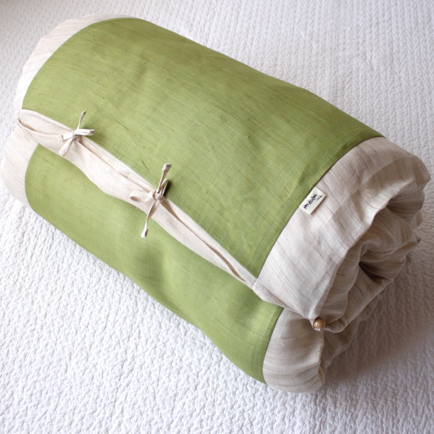 ごろ寝敷きふとん | 麻生地 ウッドビーズで、くるんと丸めてコンパクトに。 苗色