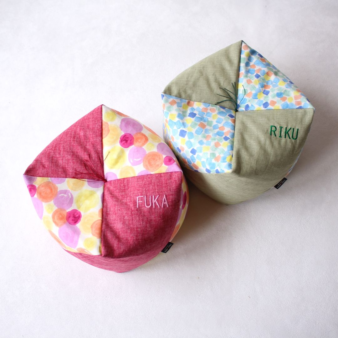 おじゃみキッズ(学と習)| 綿生地 学|【左】しゃぼんはるx躑躅色、刺繍:ピンク【右】宝石ミズx裏葉、刺繍:緑