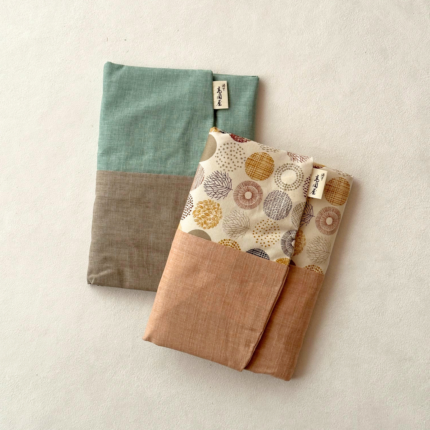 ツートンデザイン、左:21.砧青磁×46.亜麻色、右:おはじきイエロー×27.里桜