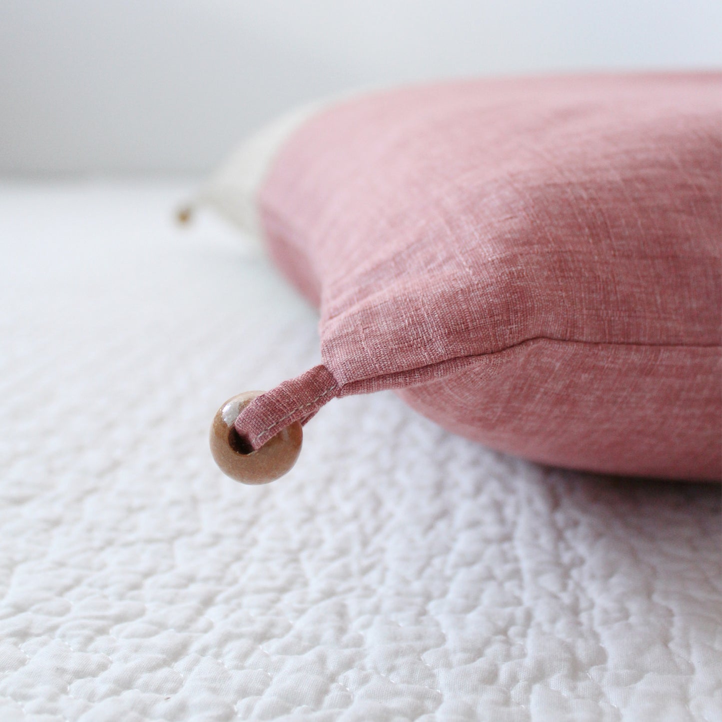 ごろ寝敷きふとん | 綿生地 カバーの端にはウッドビーズ