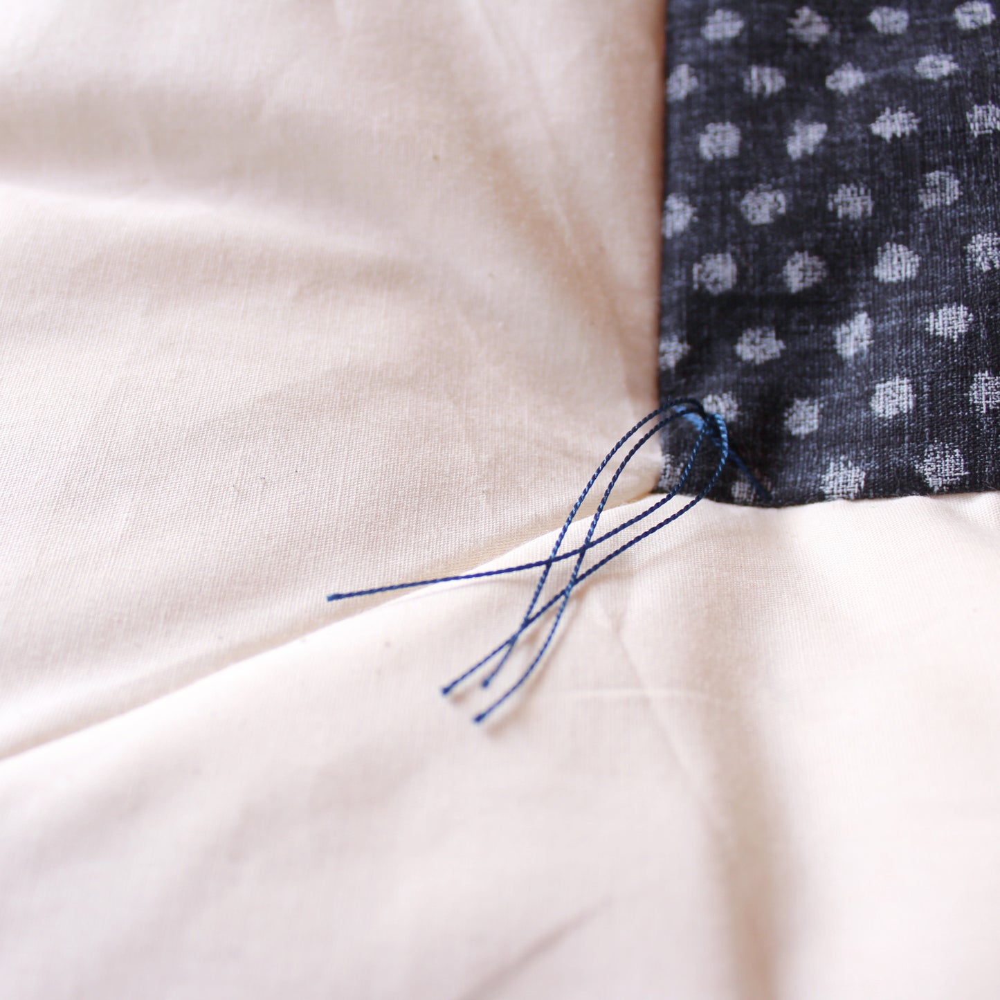 和綴じ掛け布団 丁寧に綴じ(房)を施します。