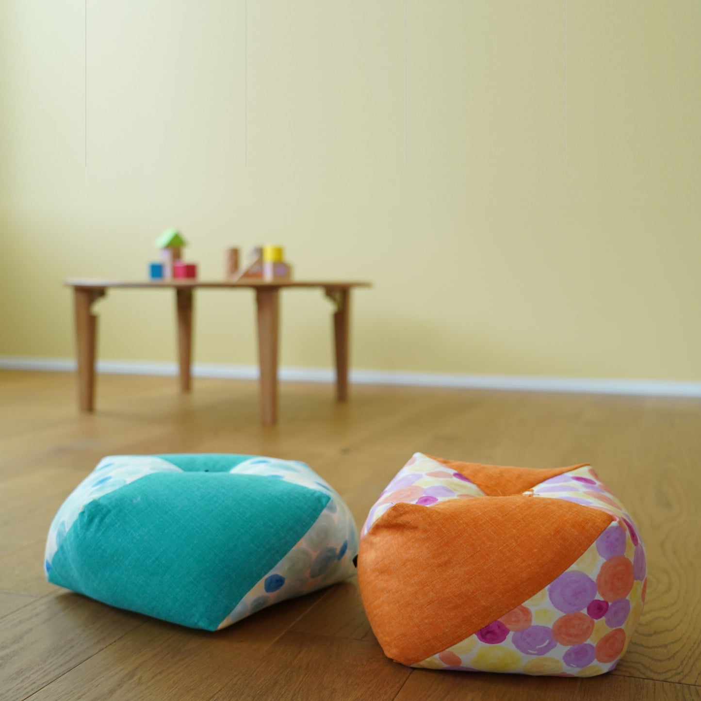 おじゃみキッズ(学と習)| 綿生地 【左】習:44.藍玉 x しゃぼんふゆ【右】学:43.支子 x しゃぼんはる