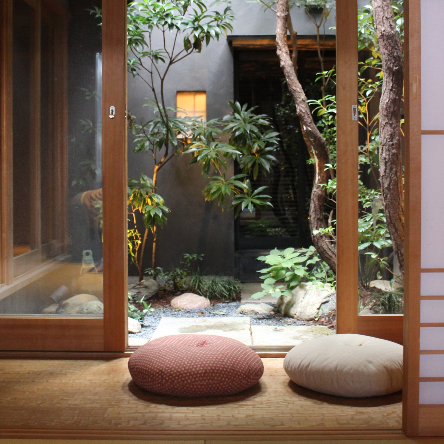 丸座布団 | 綿生地 ワンカラーデザイン 【左】あられピンク【右】29.鳥の子