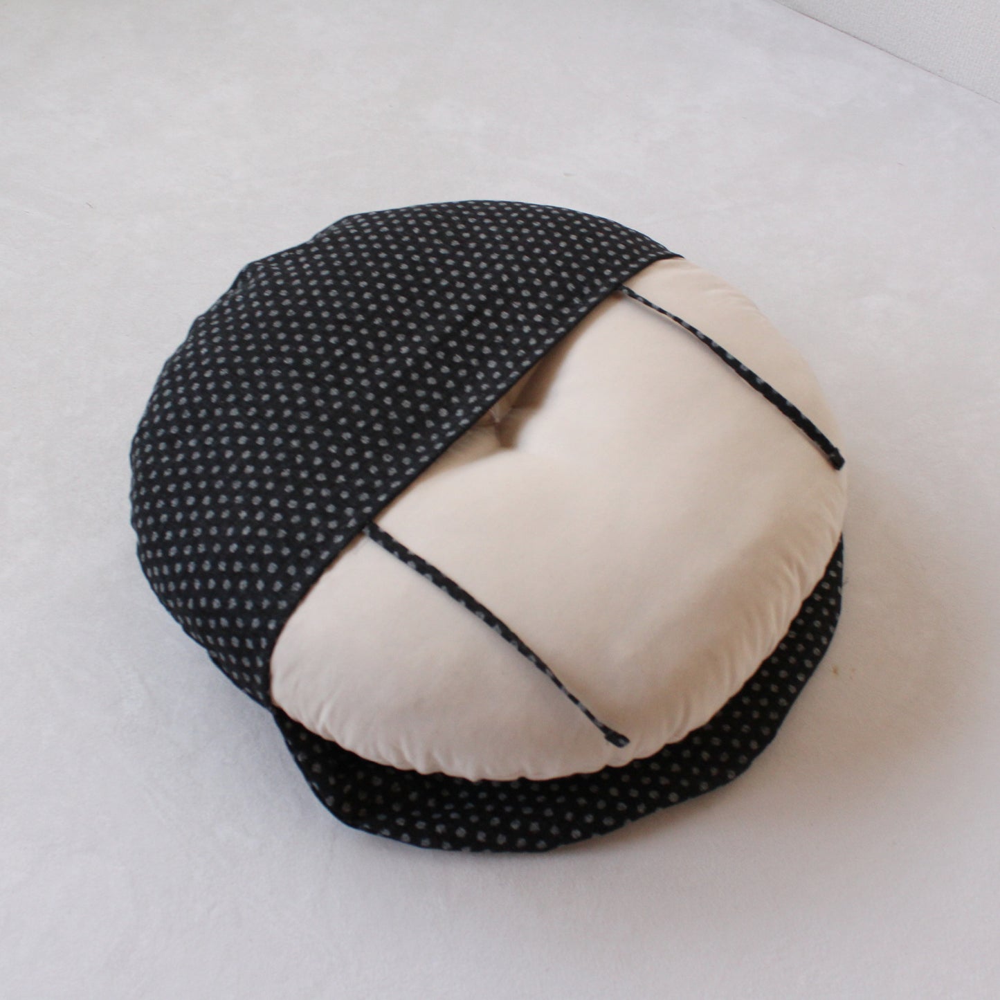 丸座布団|ヌード&洗えるカバーセット(綿生地) あられ黒|カバー裏面に取り出し口があります