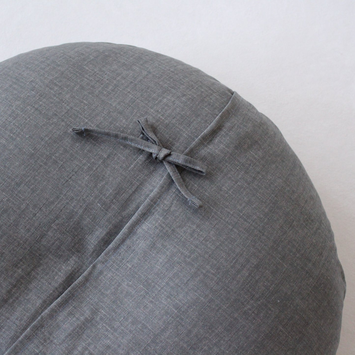 丸座布団|ヌード&洗えるカバーセット(綿生地) 紙屋紙|紐で結んで完成。床やラグを傷つけません。