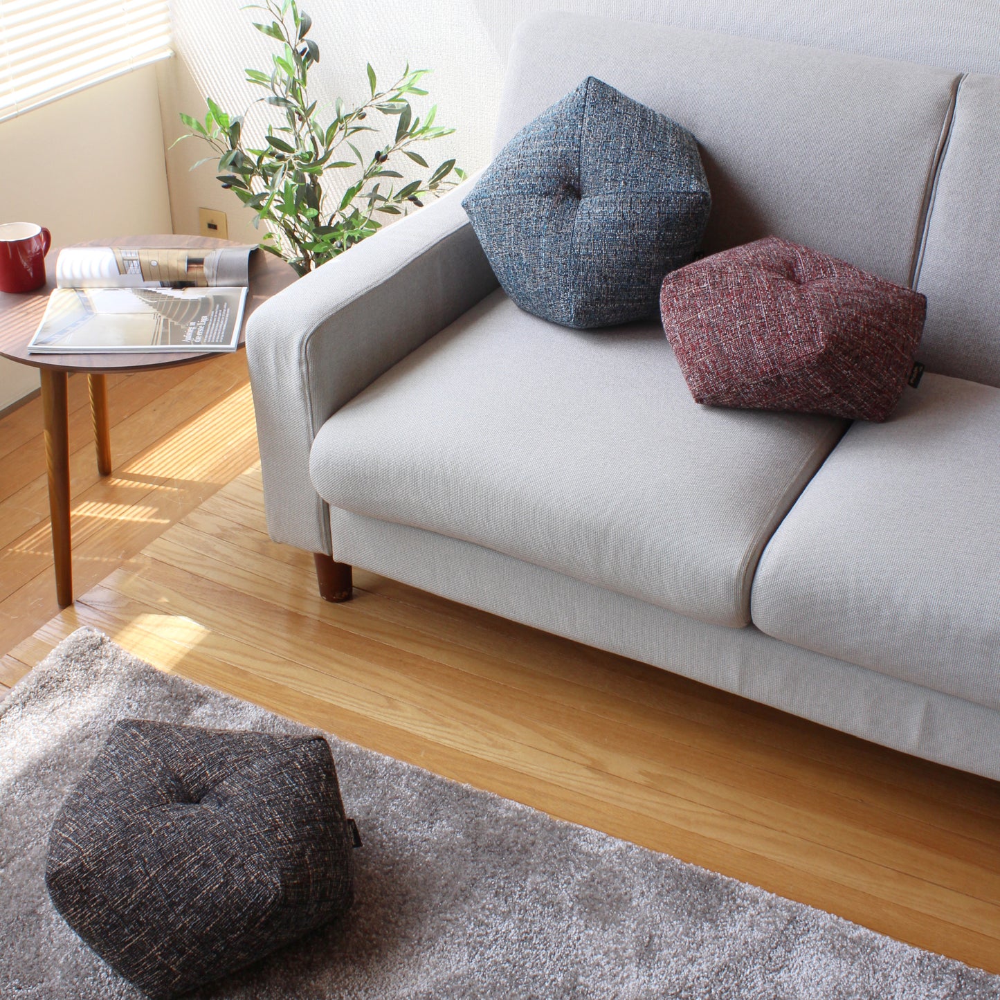 ソファ:左からブルー、レッド  / フロア:ブラック