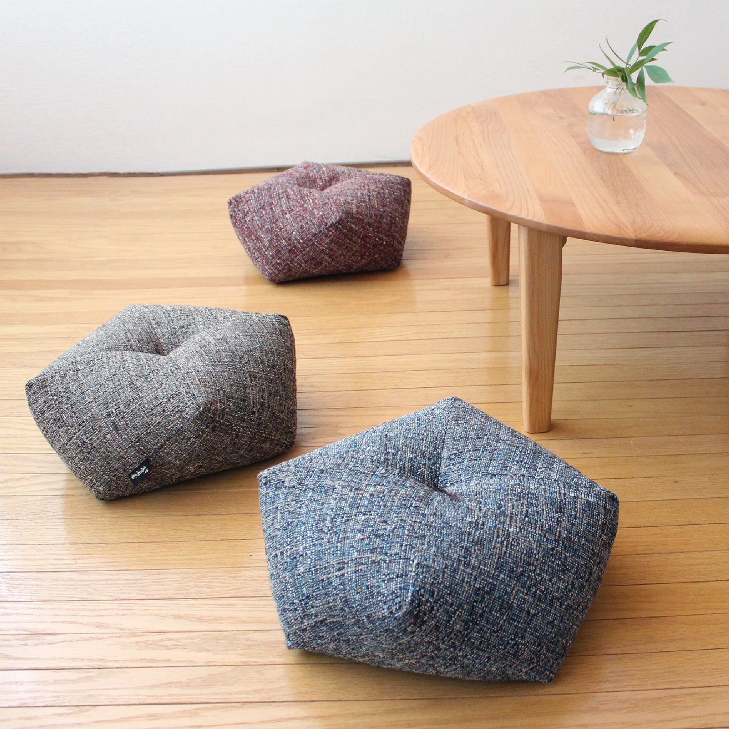 おじゃみ座布団 | ブレンデル 手前からブルー、ベージュ、レッド