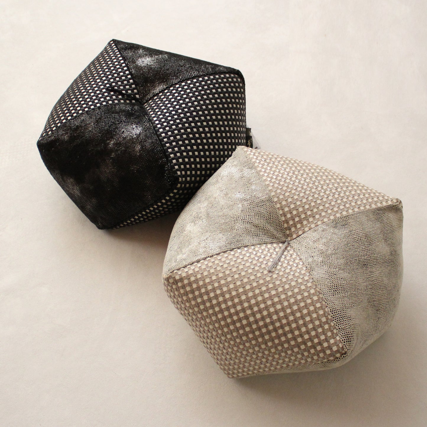 左:ブラック、右:シルバー