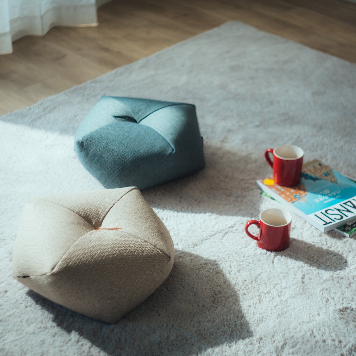 手前から、ベージュ、サックス