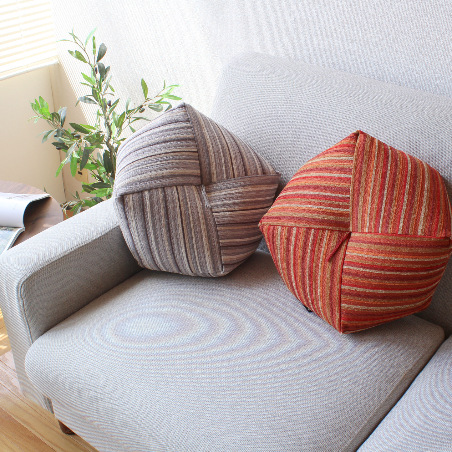 左から、グレー、レッド