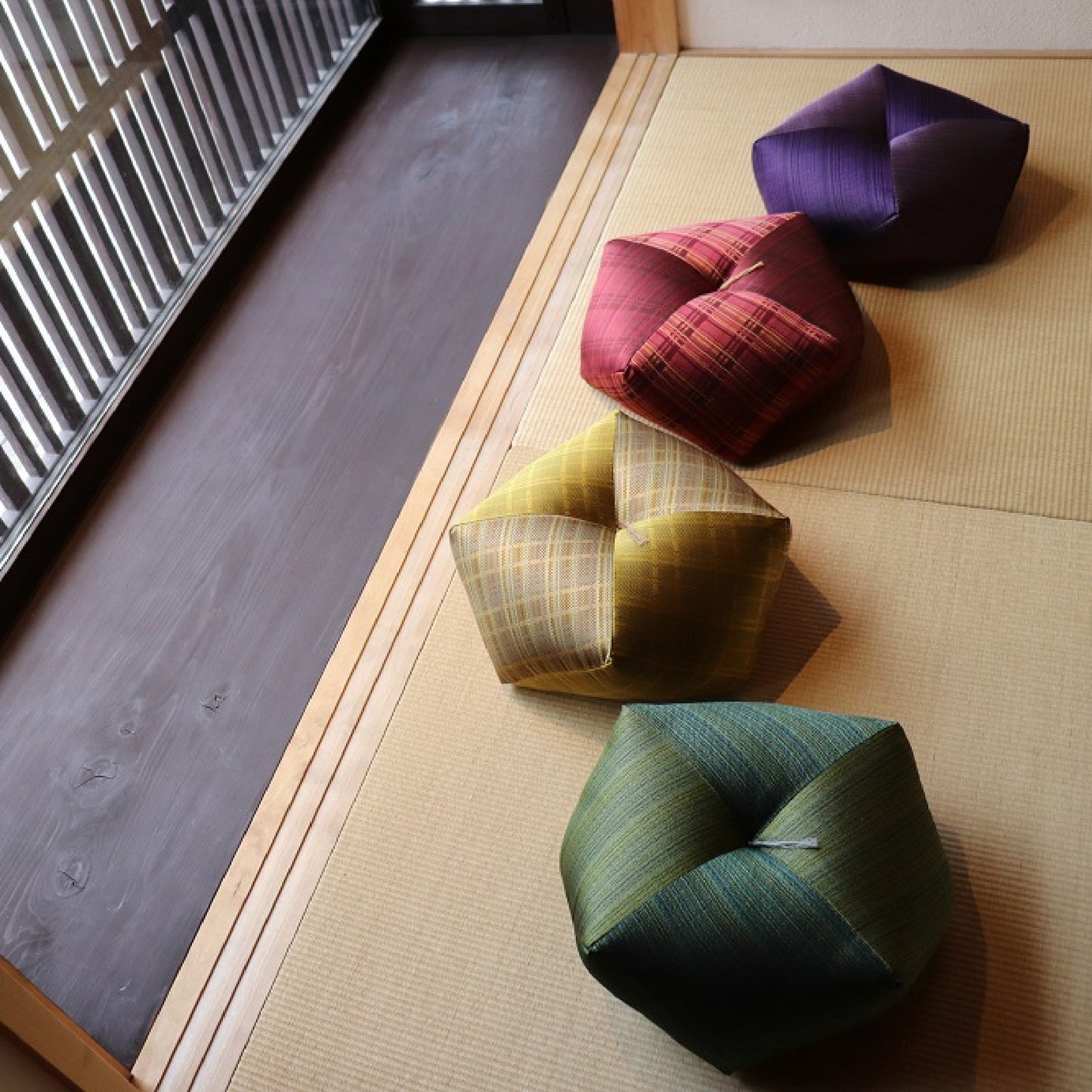 上から都縞 紫、三枡格子 紅、三枡格子 山吹、都縞 緑