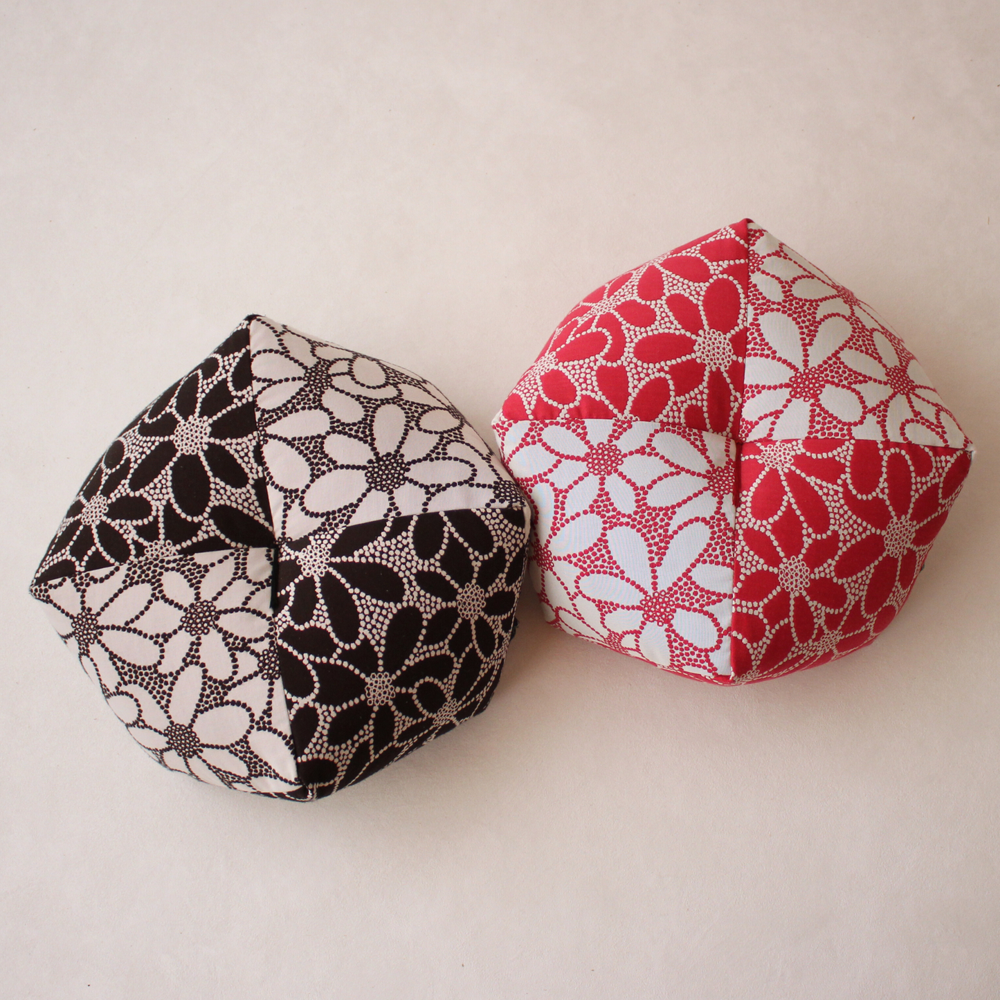 左:ブラック、右:ピンク