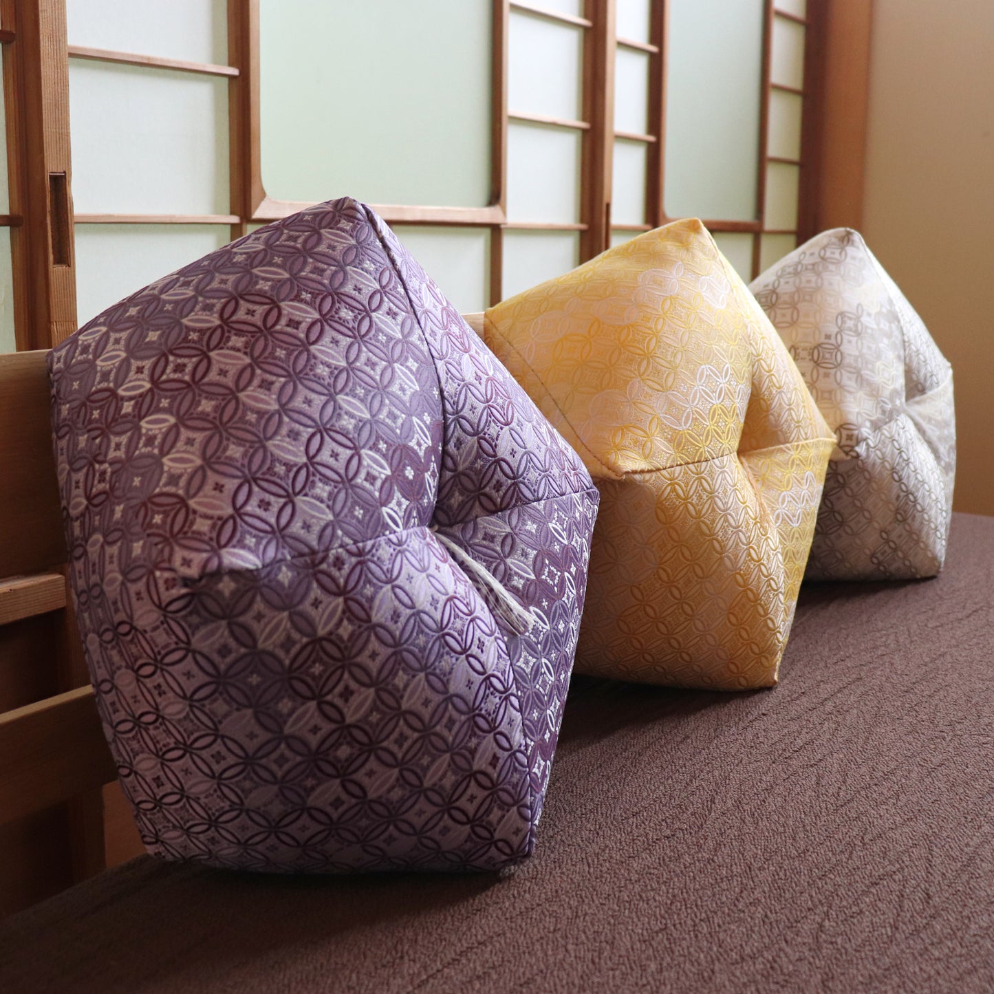 左から、紫紺、黄金色、白磁