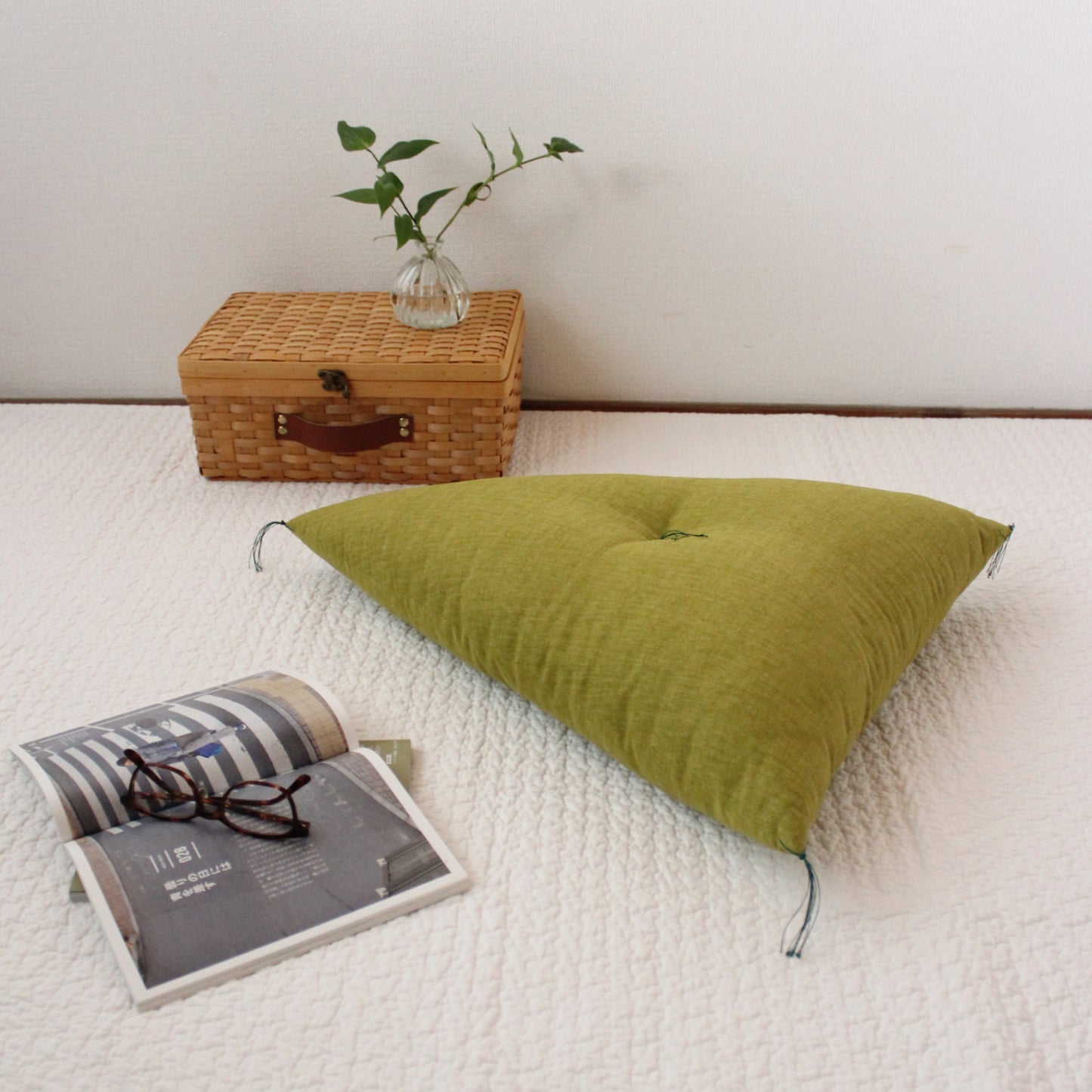 三角座ぶとん | 綿生地 わた直入れタイプ・レギュラー|中央と角に房が付きます。