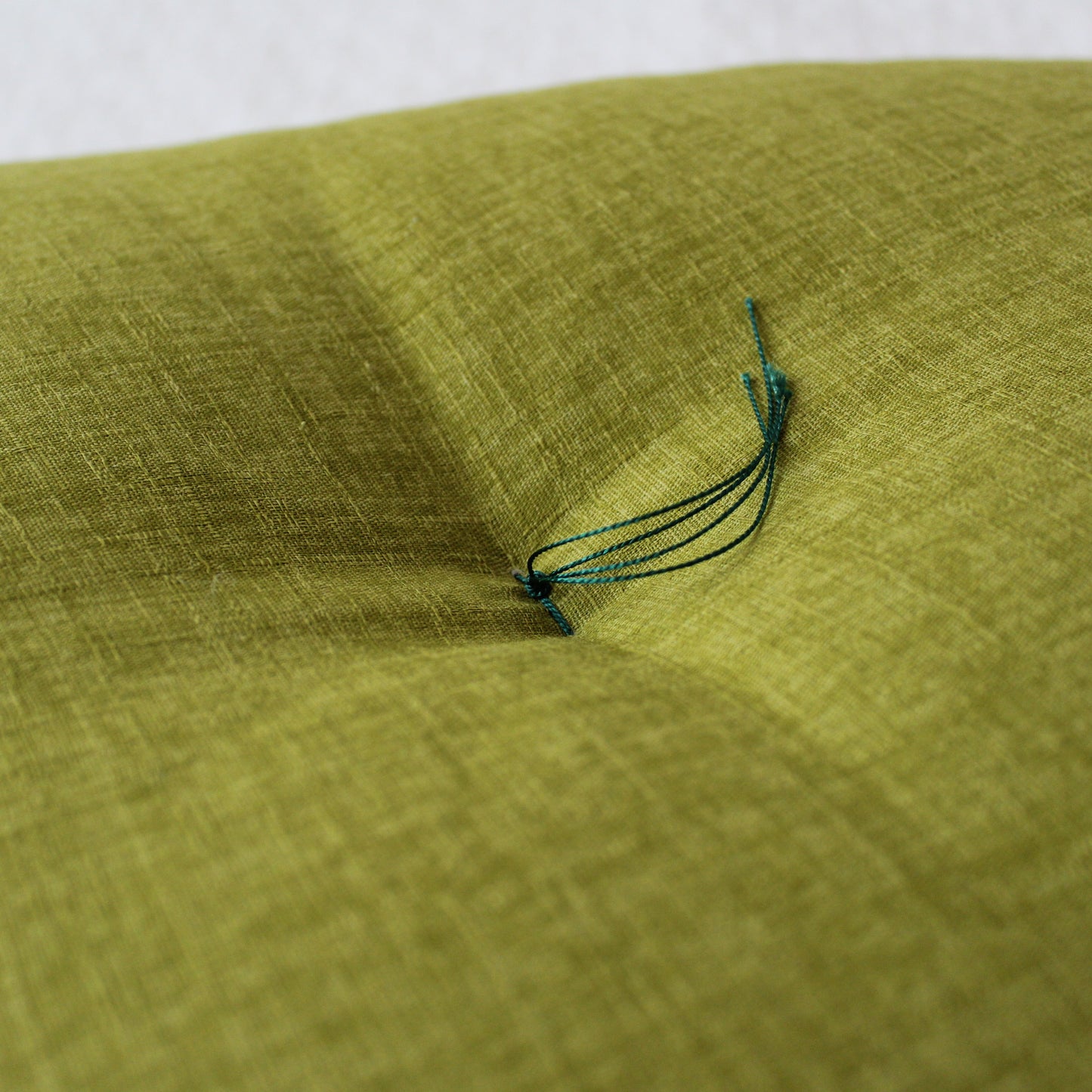 三角座ぶとん | 綿生地 丁寧に施した房・綴じ(とじ)は、直入れタイプのアクセント。