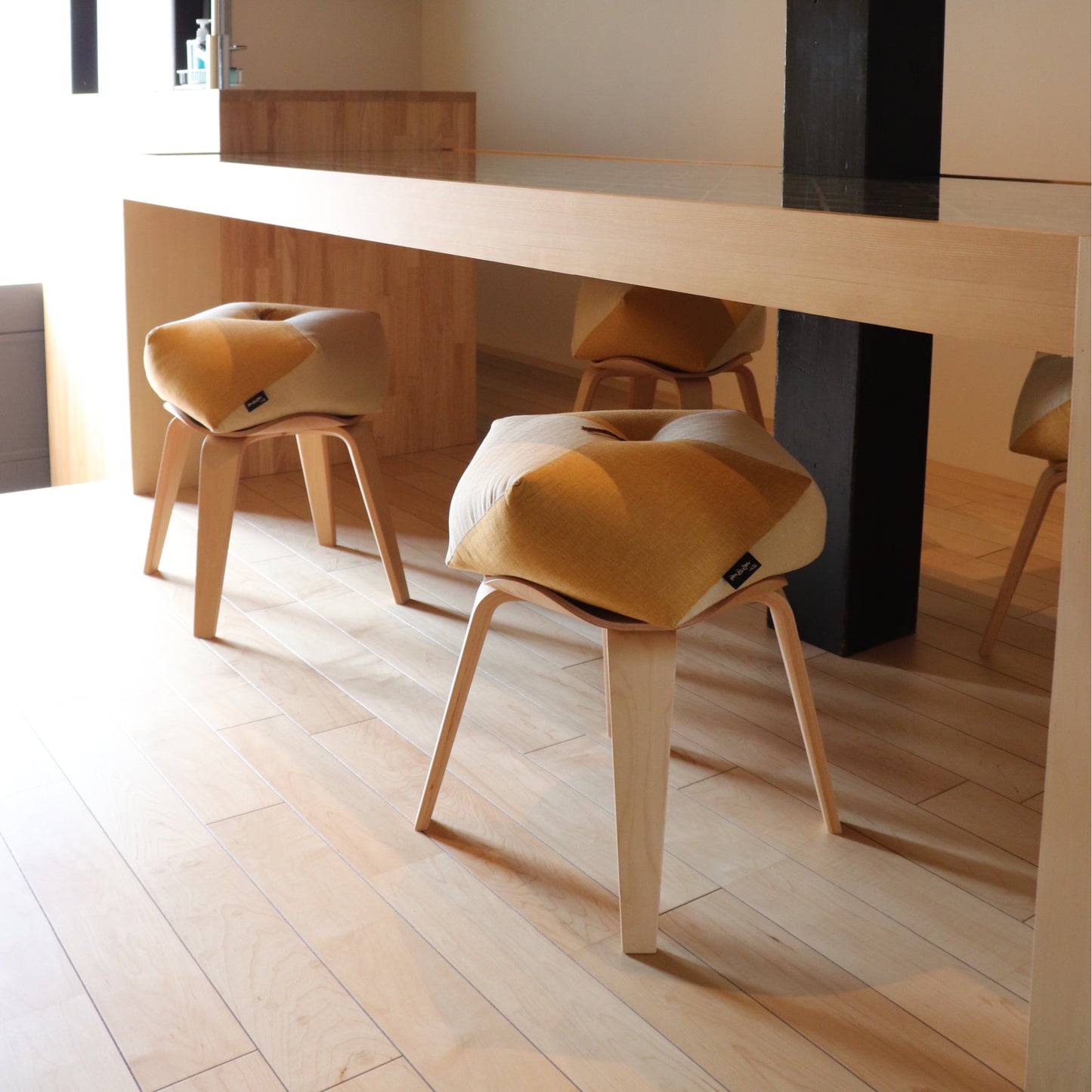 スツール:ナチュラル、おじゃみ:28.金木犀 x 29.鳥の子(Lサイズ)