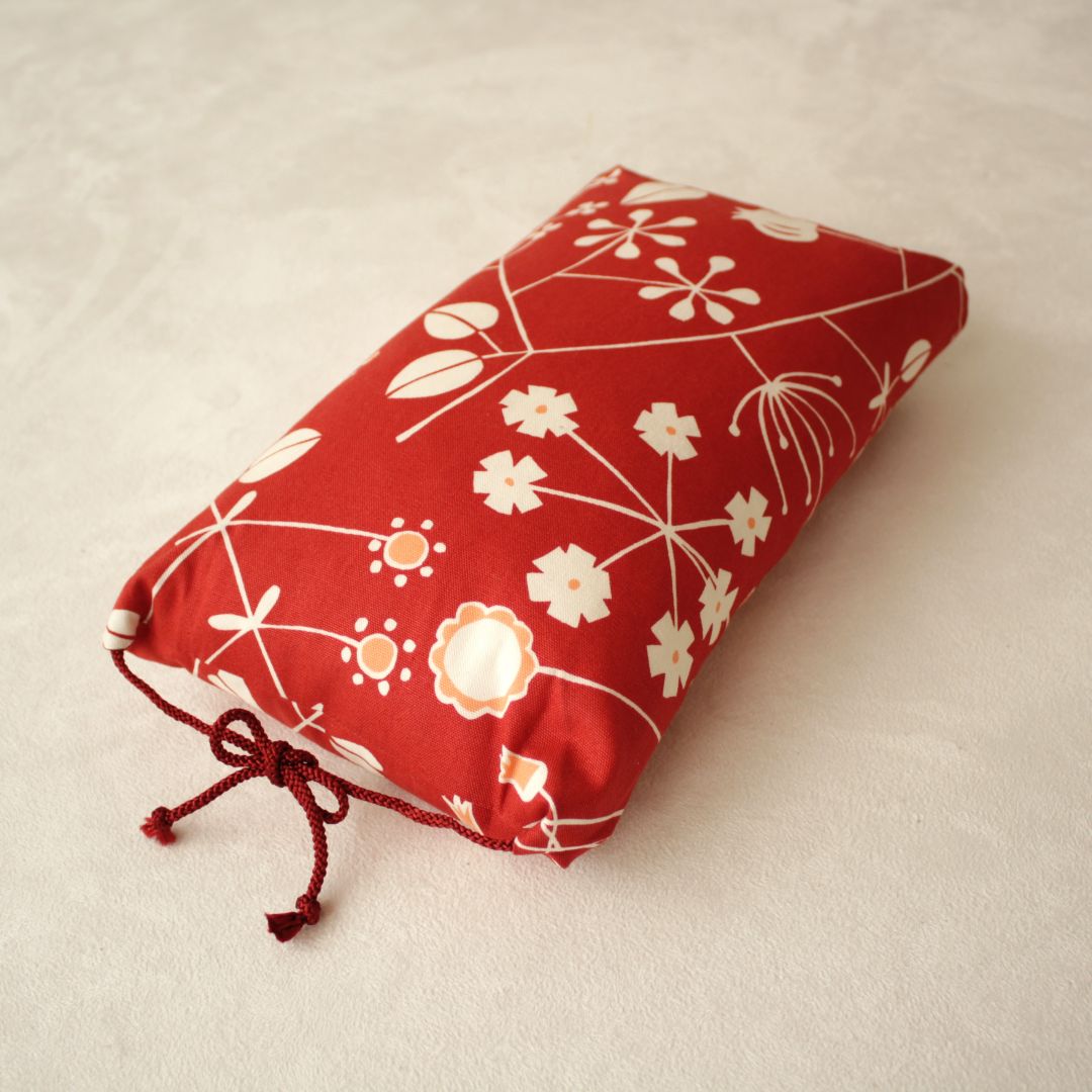 たわら枕 | 綿生地 紐をゆるめれば低めの枕に。生地:ブーケレッド