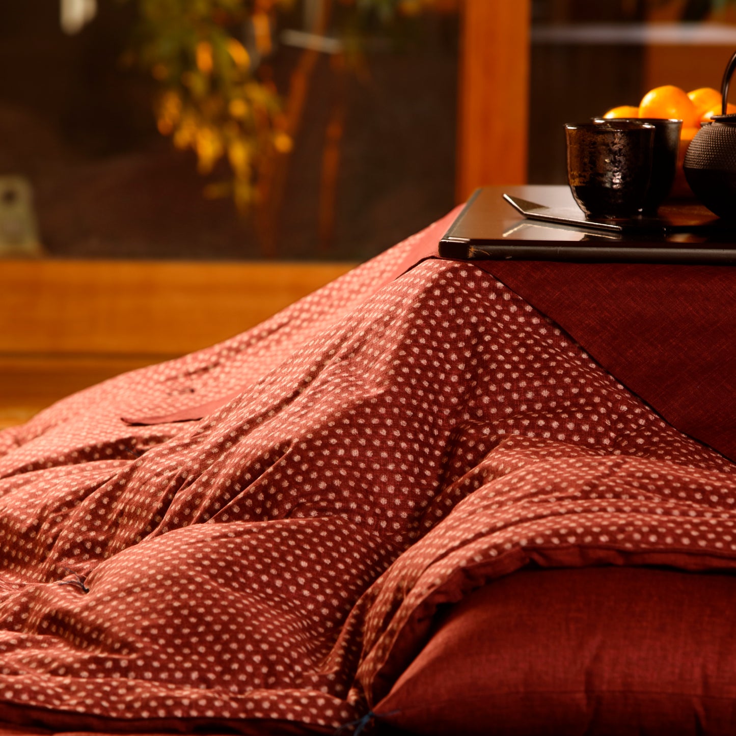 掛け布団:あられ紫、サロン・座布団:33.蘇芳