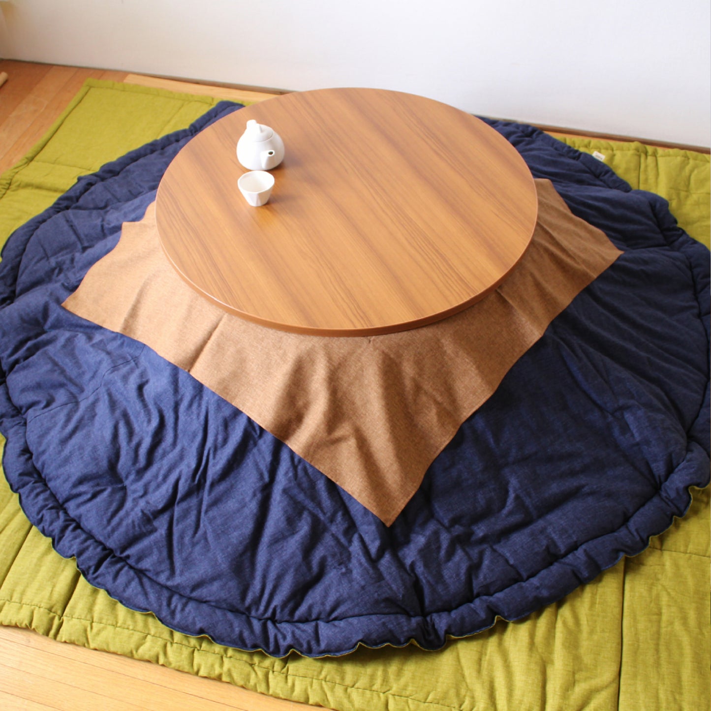 こたつ掛け布団(円形)*サロン付き 掛け布団:45.褐色、サロン:24.黄唐茶、敷き布団:42.萌黄