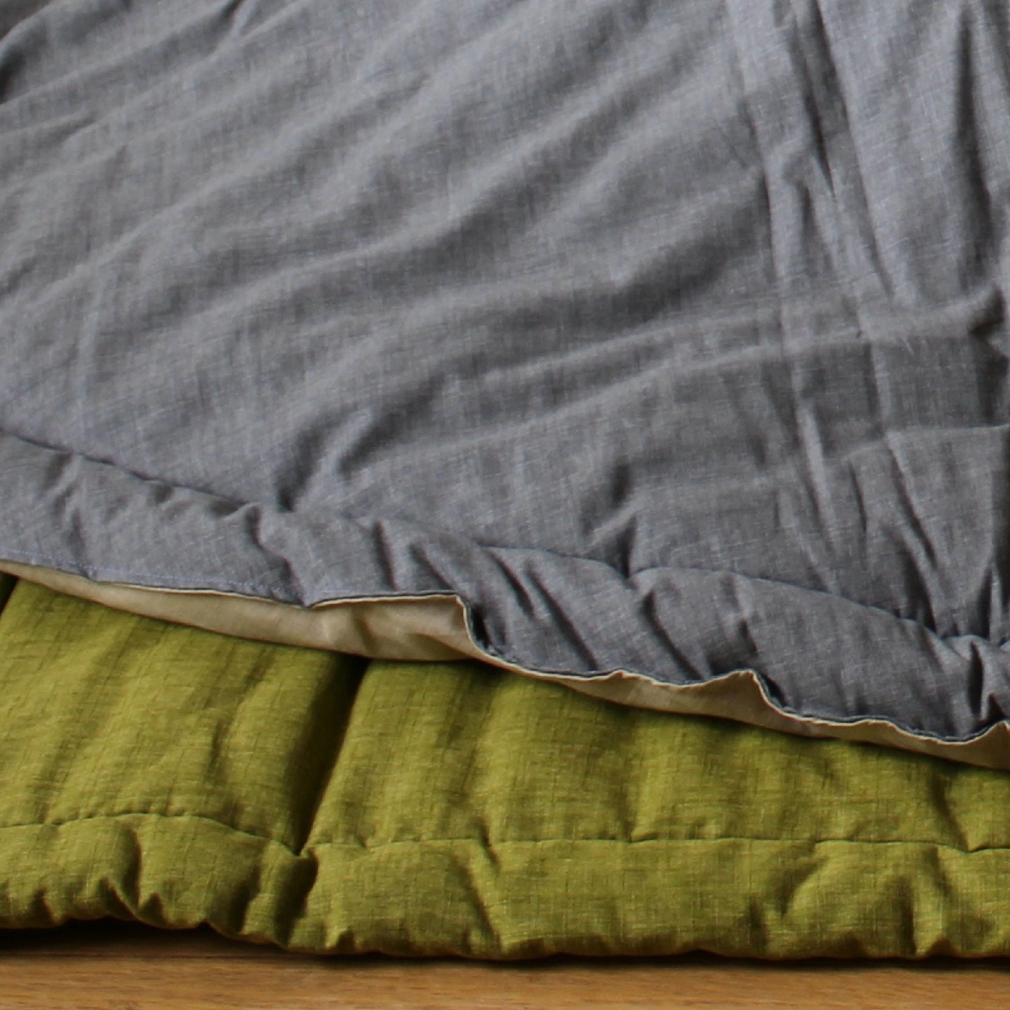 こたつ掛け布団(円形)*サロン付き 掛け布団:30.紙屋紙(表)29.鳥の子(裏)、敷き布団:42.萌黄