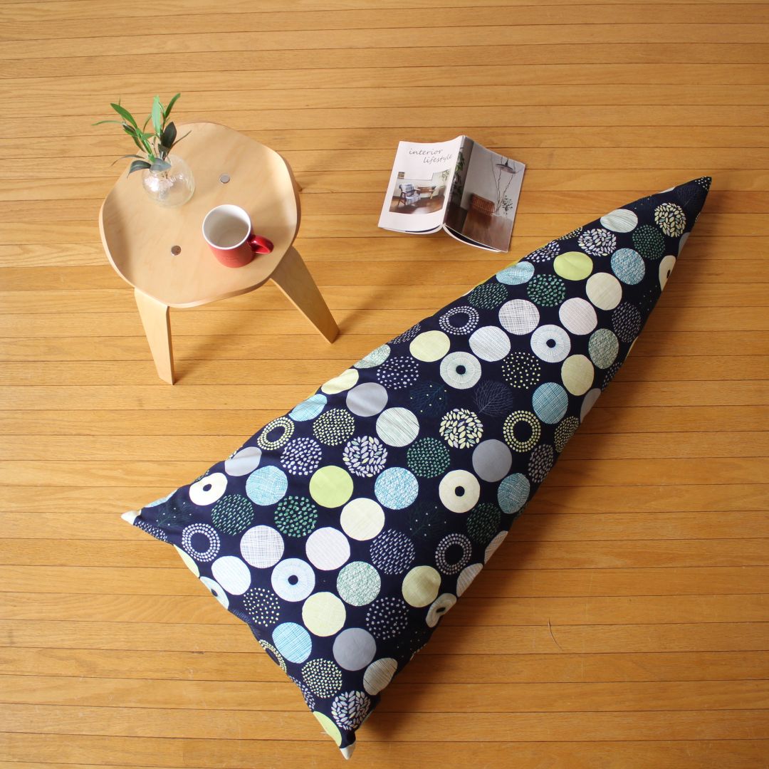 三角座ぶとん | 綿生地 カバーセット・ロング|中身のヌード座布団(生成り色)と洗えるカバーのセットです。