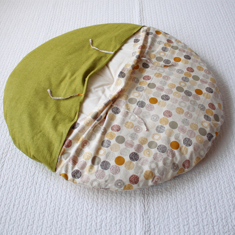 【足がた刺繍】せんべい座布団カバー | 綿生地 裏面に取り出し口があります。
*リバーシブルデザインの場合も、裏面は取り出し口となります。