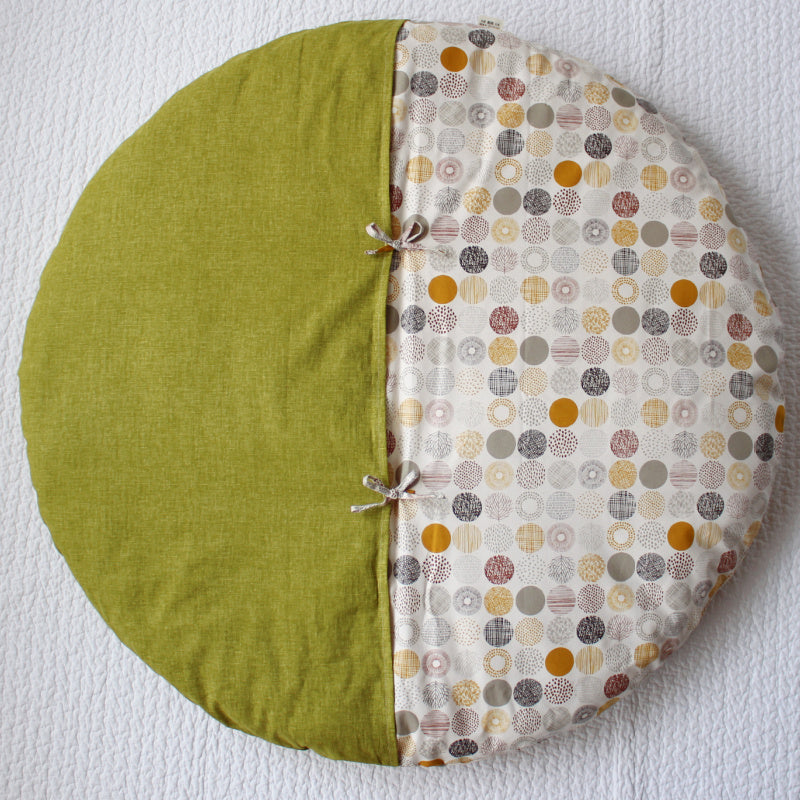 【足がた刺繍】せんべい座布団カバー | 綿生地 裏面のひもを結んで完成です。 
ツートンデザイン 42.萌黄xおはじき・イエロー