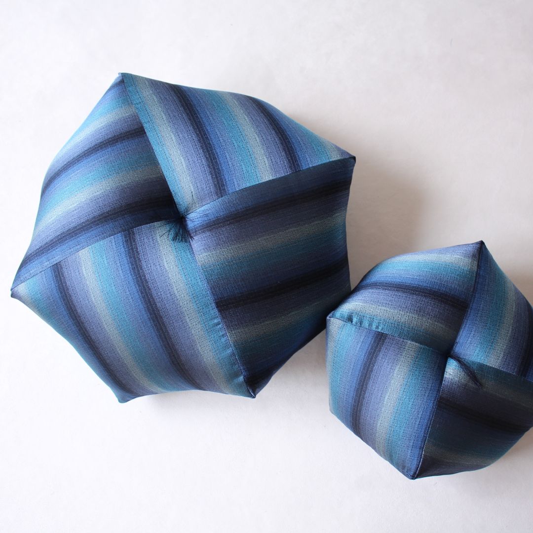 おじゃみセッティ | 西陣織 左:おじゃみセッティM 右:おじゃみ座布団M | 生地:段ぼかし藍