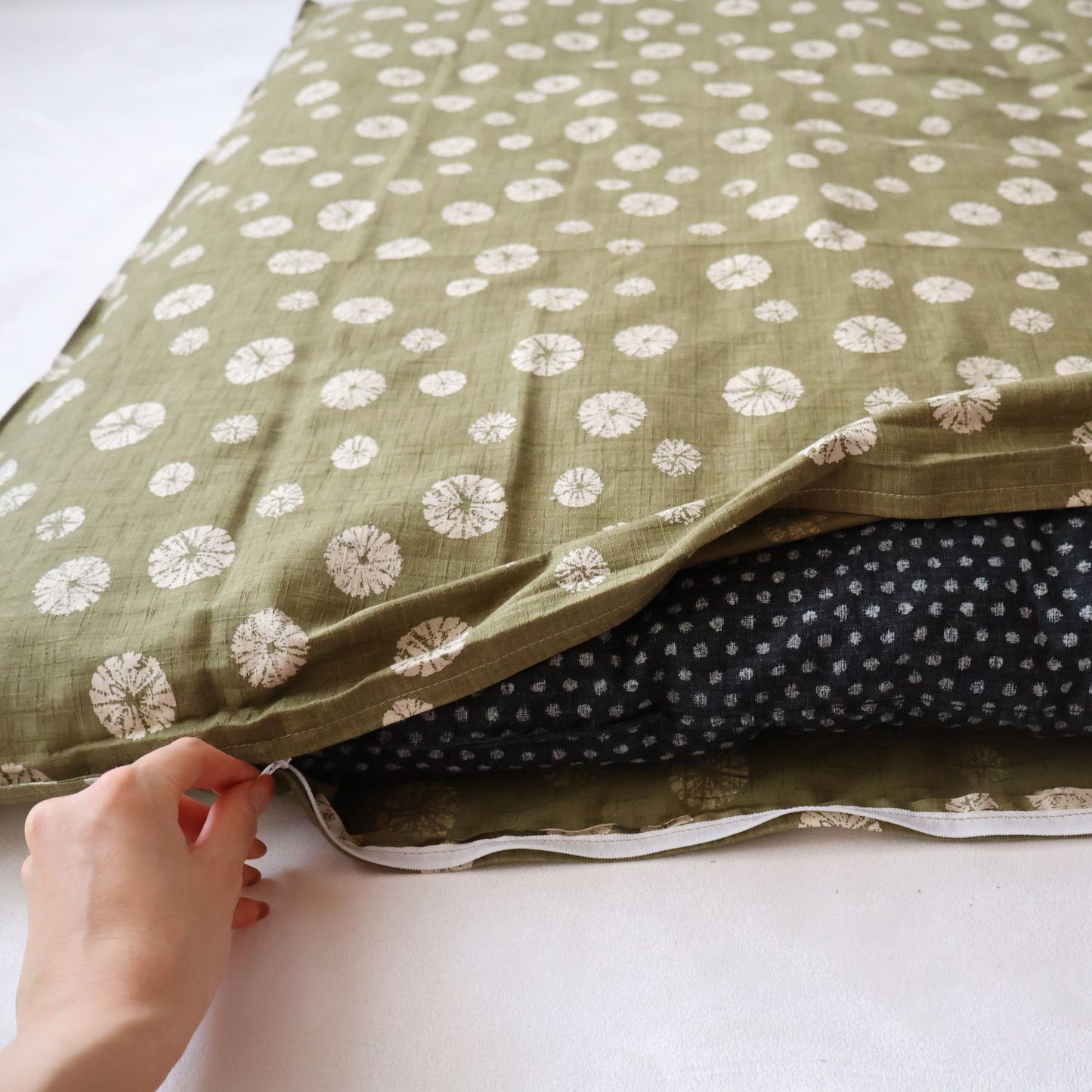 敷き布団カバー・ファスナータイプ | 綿生地 ファスナータイプです。カバー:絞り緑、敷き布団:あられ黒