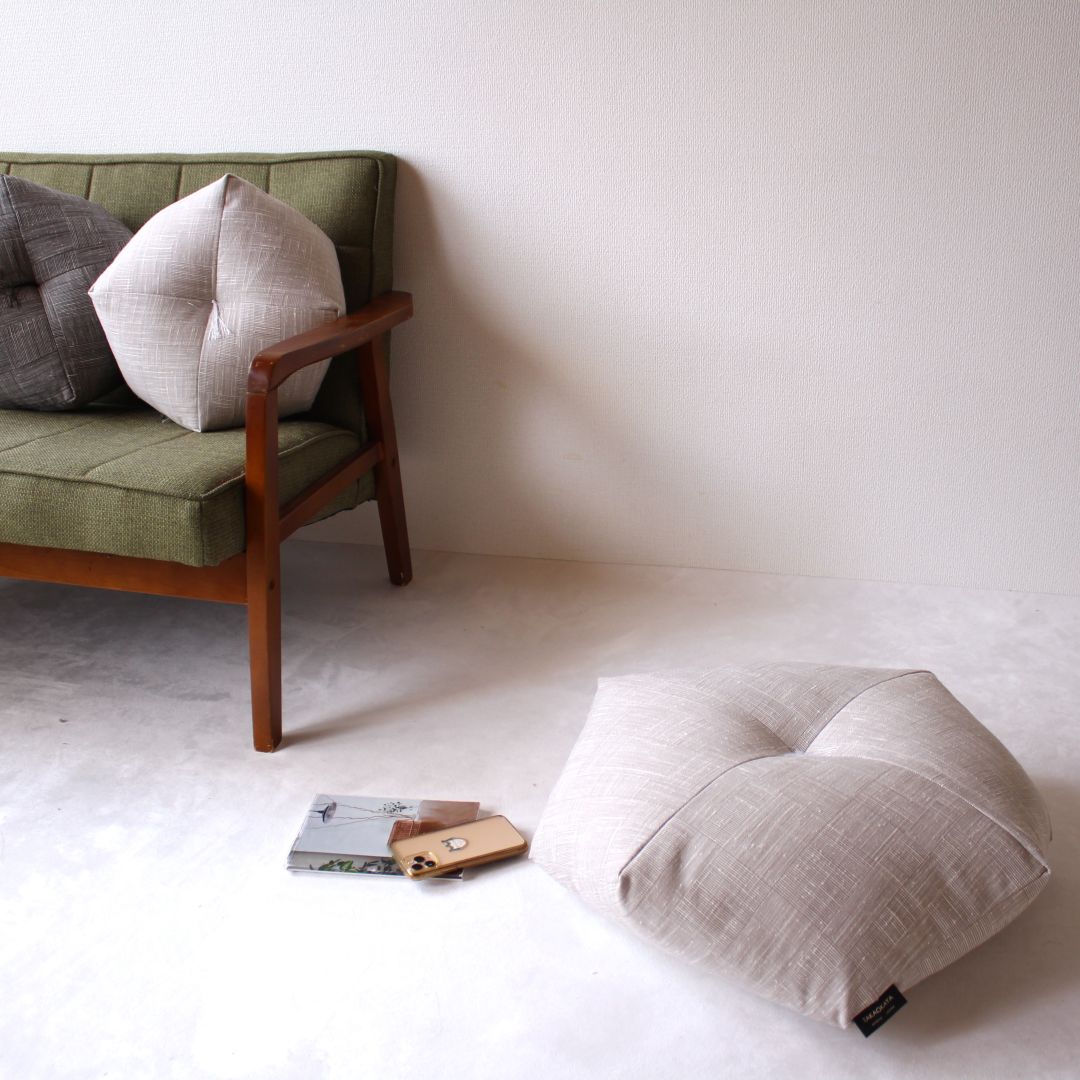 右下:セッティM・noon(ヌーン)、ソファ上:おじゃみ座布団M