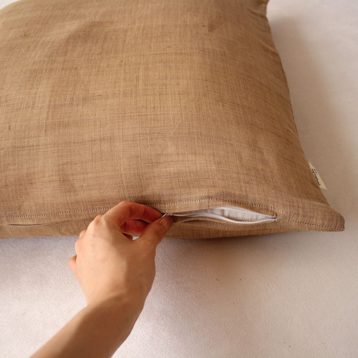 京座布団 | ヌード&洗えるカバーセット(麻生地) 後ろ側にファスナーがあります