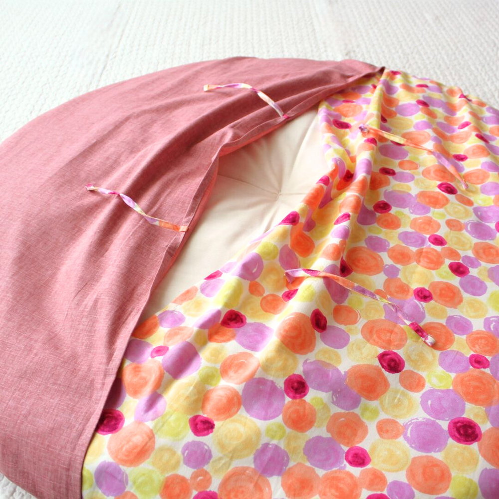 
                      
                        裏面に取り出し口があります。
＊リバーシブルデザインの場合も、裏面は取り出し口となります。
                      
                    