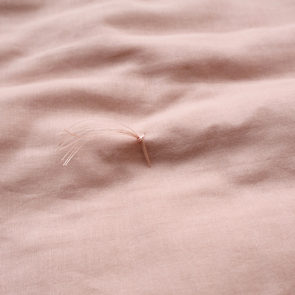 
                      
                        中央部分は、絹糸で丁寧に和綴じで仕上げます。
                      
                    