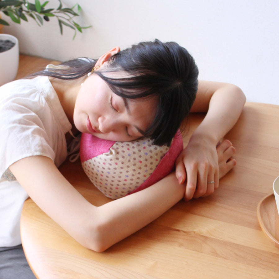 
                      
                        こじゃみ枕。　中央のくぼみに耳がフィット。想像以上のきもちよさ。　
                      
                    